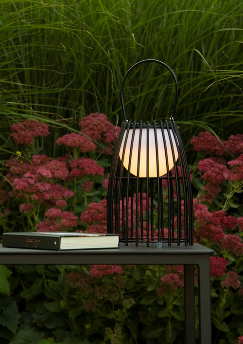 Lucide FJARA - wiederaufladbare Tischlampe Innen/Außen - Akku/Batterie - Ø 17,5 cm - LED Dim to warm - 1x0,3W 3000K - IP44 - Schwarz - Atmosphäre 2